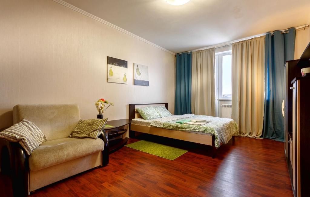 モスクワにあるAppartment Nametkina 1のベッドルーム1室(ベッド1台、ソファ、椅子付)