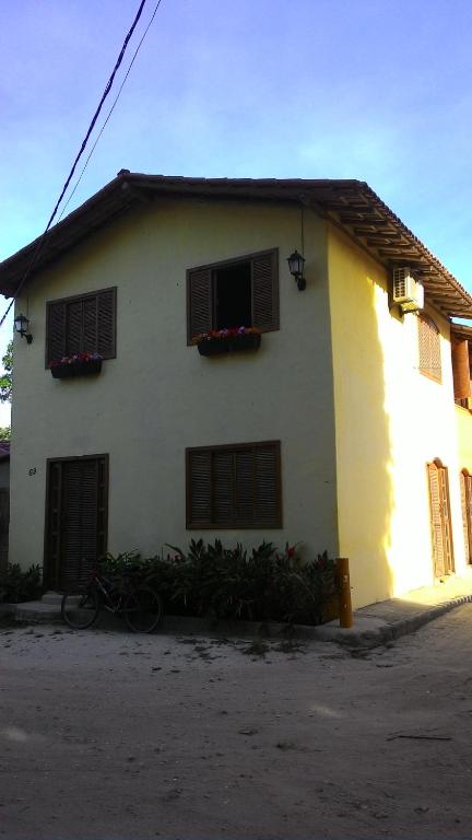 una casa blanca con ventanas y plantas delante de ella en Casas da Bete, en Trancoso