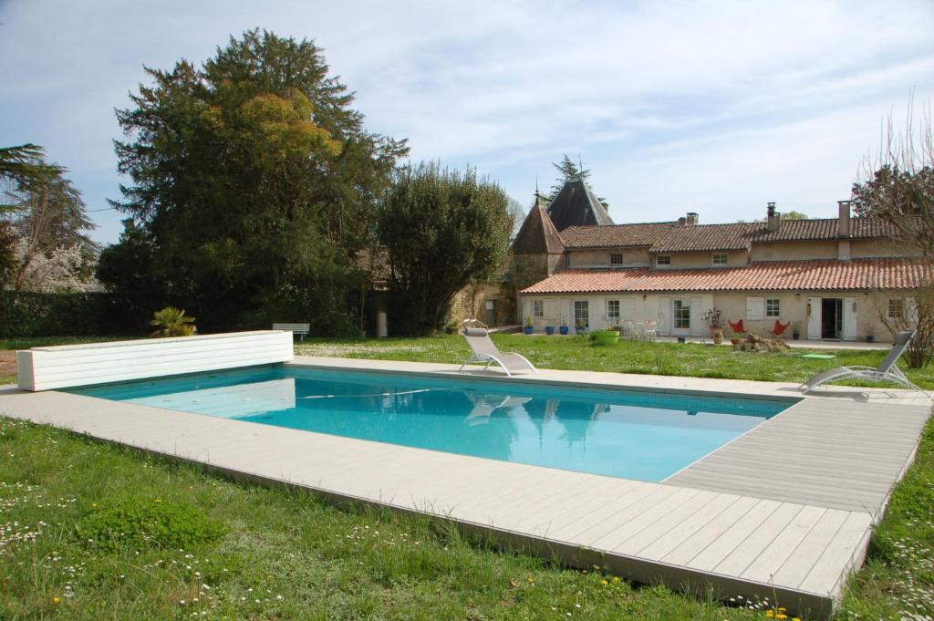 una piscina en el patio de una casa en Chateau Ysard, en Camblanes-et-Meynac