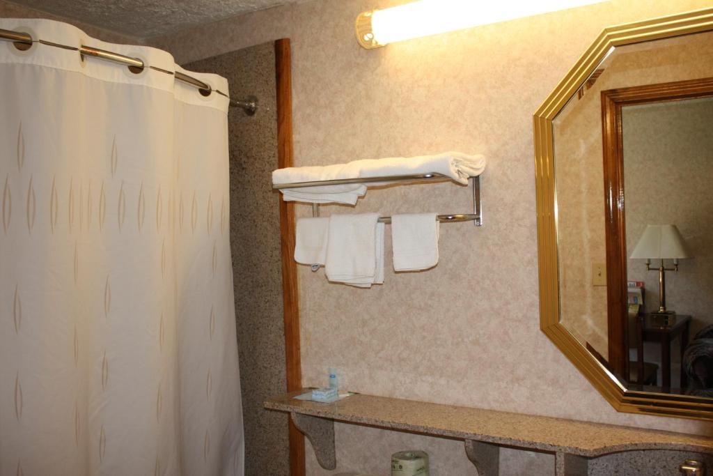 Rodeway Inn & Suites Branford - Guilford - King Room With Sofa Bed - Non-Smoking