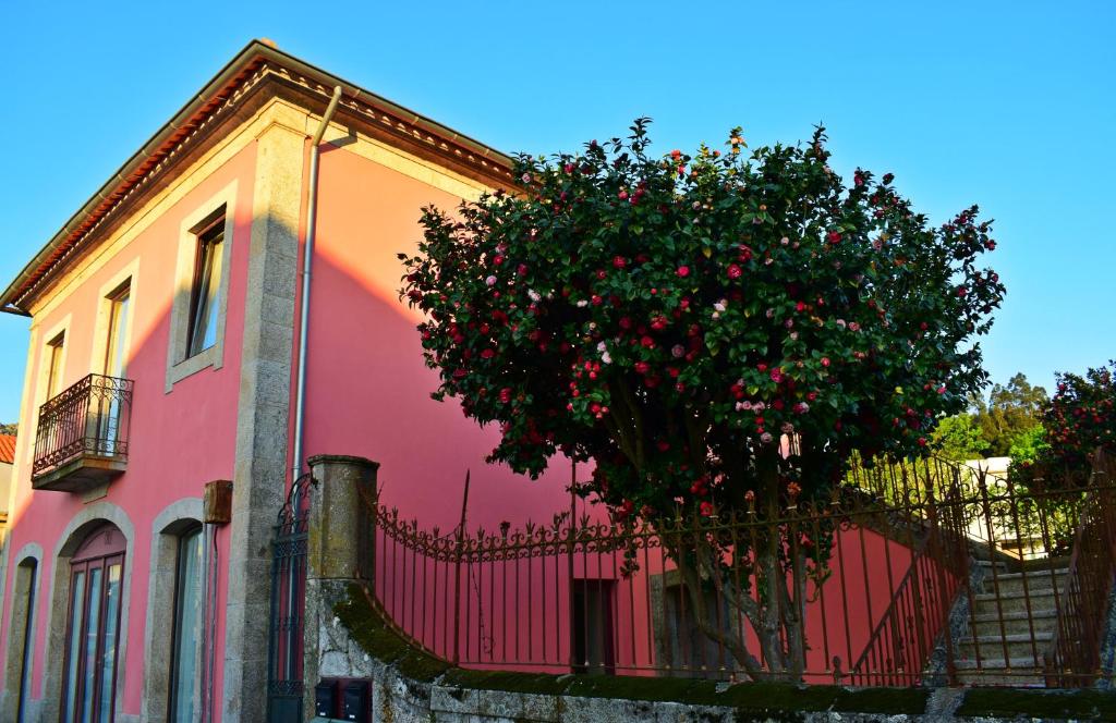 ヴィラ・ノーヴァ・デ・セルヴェイラにあるCasas Marias de Portugal - Cerveiraのピンクの家