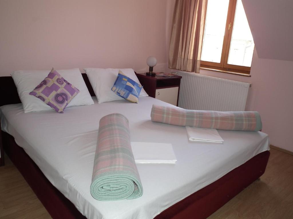 Postel nebo postele na pokoji v ubytování Naša Tvrđava Guest Accommodation
