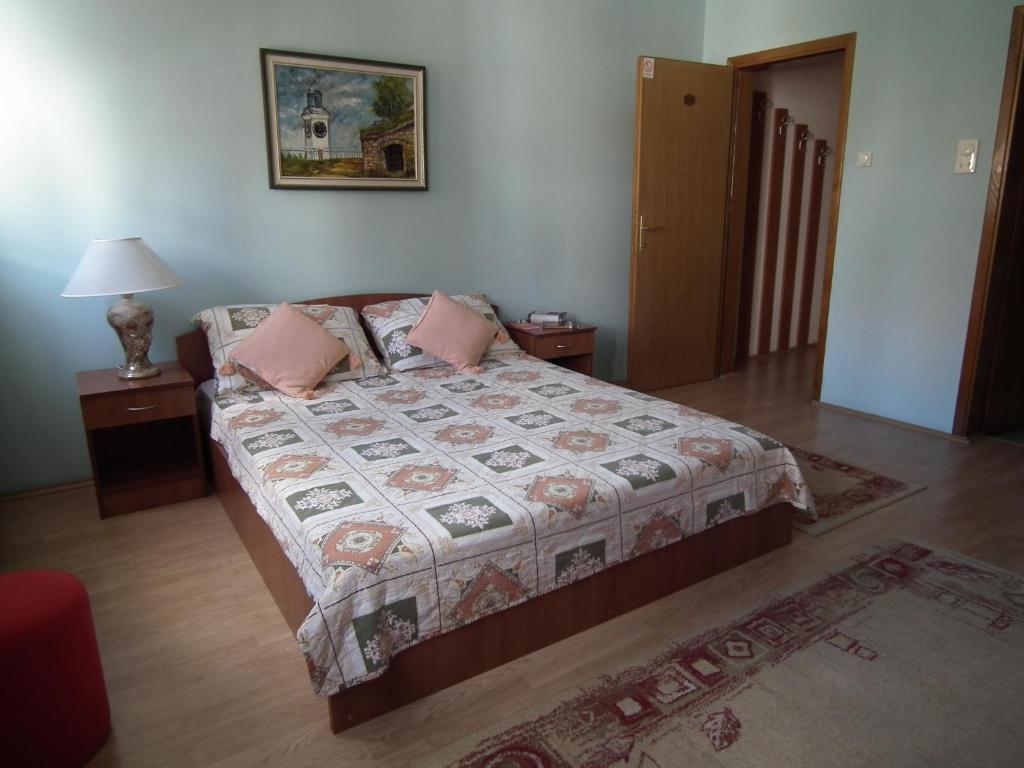 Postel nebo postele na pokoji v ubytování Naša Tvrđava Guest Accommodation