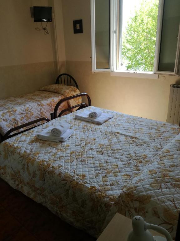 sypialnia z łóżkiem i dwoma ręcznikami na nim w obiekcie Hotel Belvedere w mieście Lovere