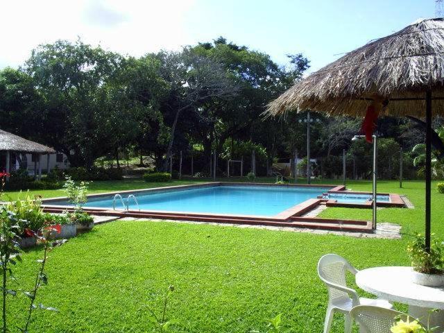 בריכת השחייה שנמצאת ב-Parque Hotel Morro Azul - a 12 km do Parque dos Dinossauros או באזור