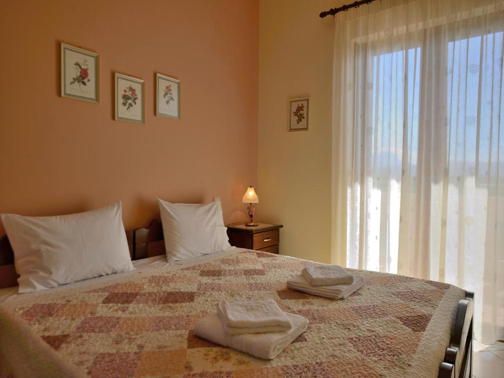 Łóżko lub łóżka w pokoju w obiekcie Niriides Apartments