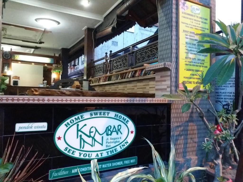 un restaurante con un cartel que dice que eres dulce por dentro en Kembar Inn Padangbai, en Padangbai
