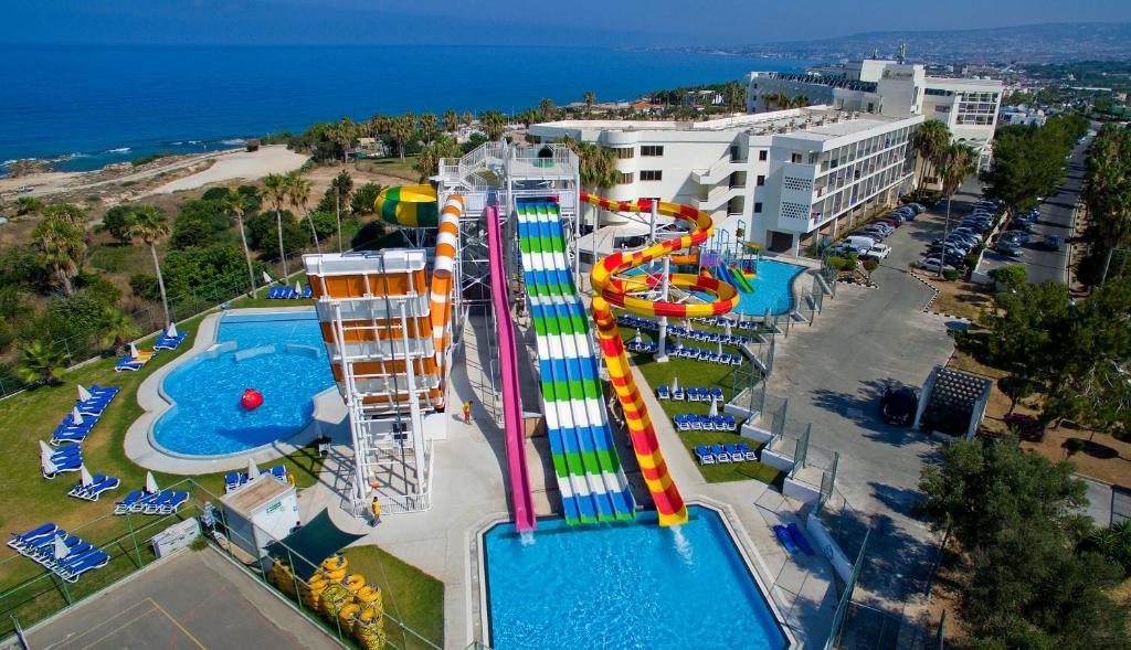 einen Luftblick auf einen Wasserpark mit einer Wasserrutsche in der Unterkunft Leonardo Laura Beach & Splash Resort in Paphos City