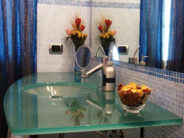 チボリにあるLa Romettaのバスルーム(ガラスの洗面台、フルーツボウル付)