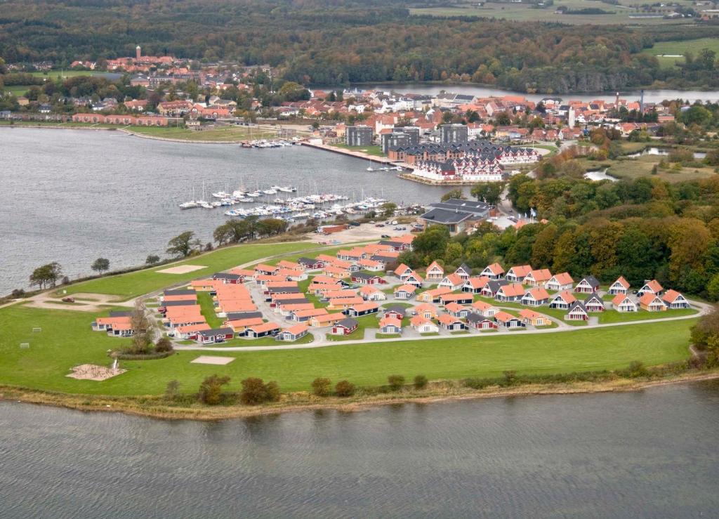 una vista aerea di un villaggio su un'isola in acqua di Enjoy Resorts Marina Fiskenæs a Gråsten