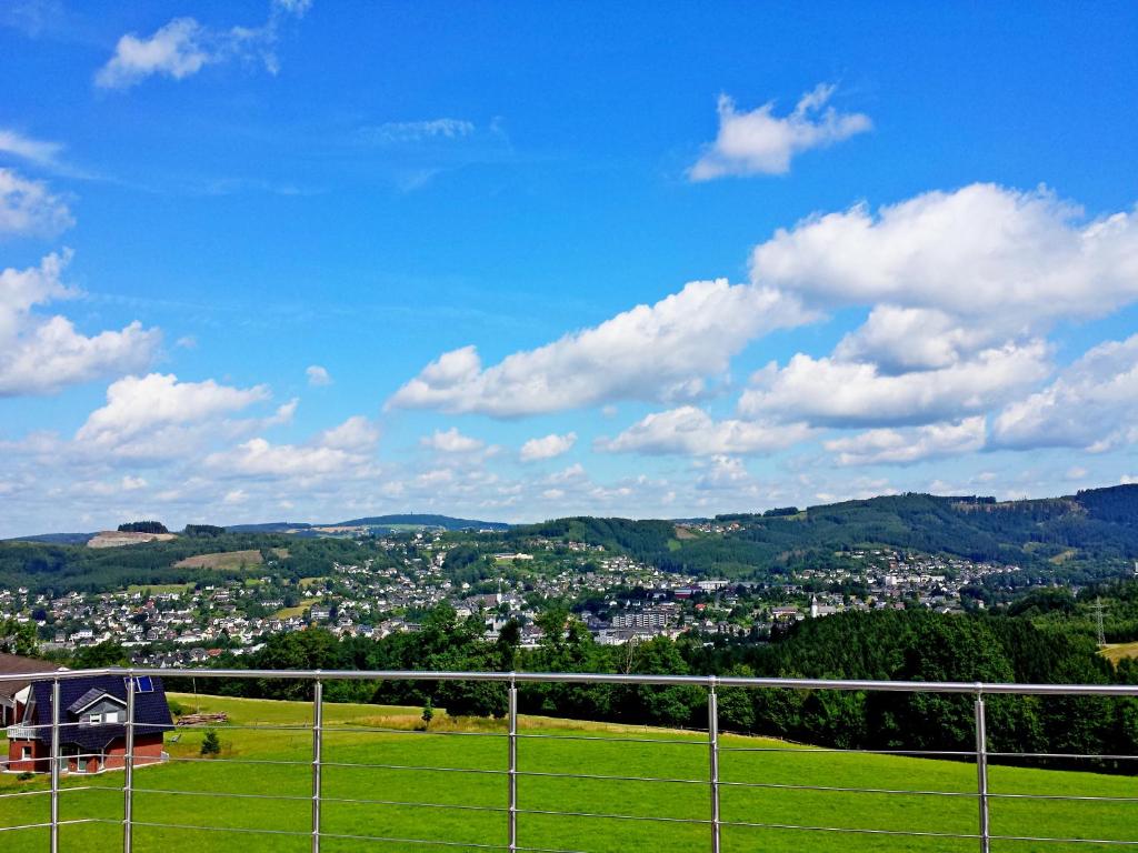 Ein allgemeiner Bergblick oder ein Berglick von der Ferienwohnung aus