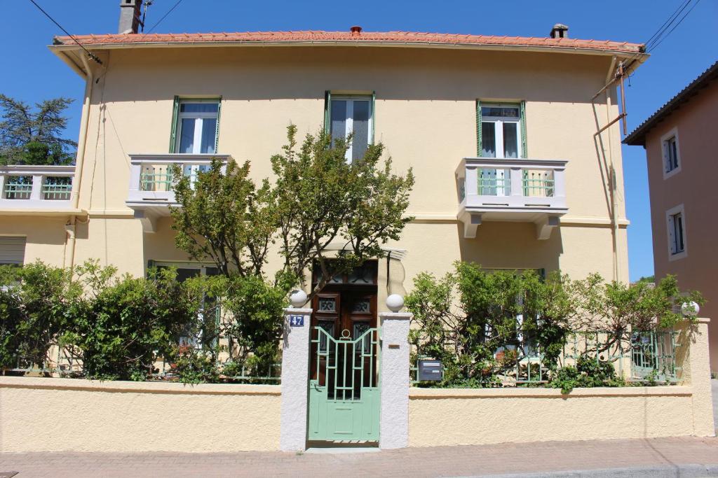 a house with a green door in front of it at B&B Villa Regina in Vaison-la-Romaine