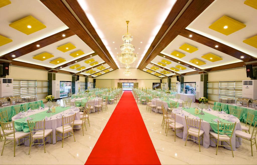 Restaurace v ubytování Kabaleyan Cove Resort powered by Cocotel