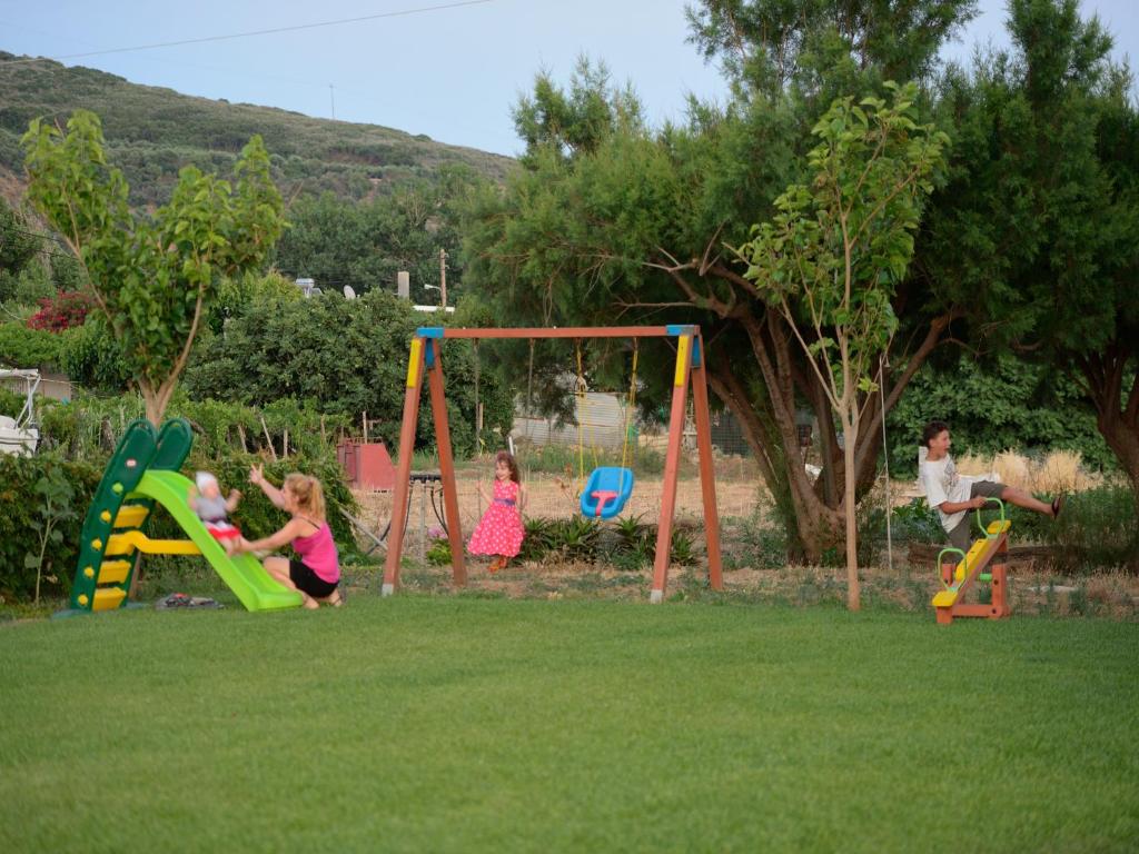 Plac zabaw dla dzieci w obiekcie Niriides Apartments
