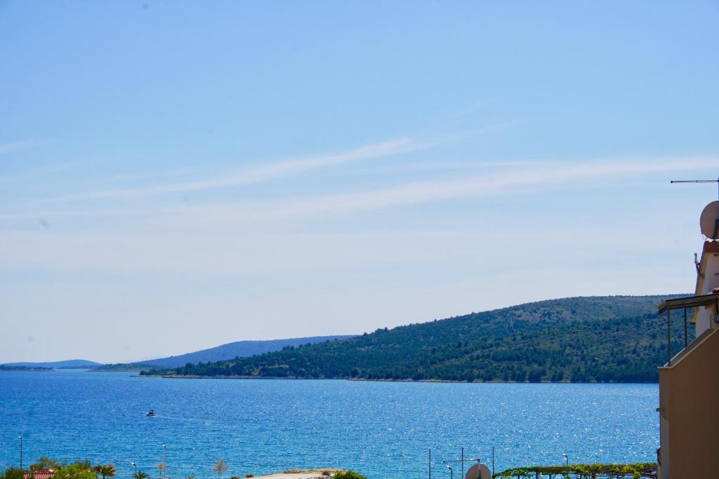 a view of a large body of water at Apartment Mar y amore in Seget Vranjica