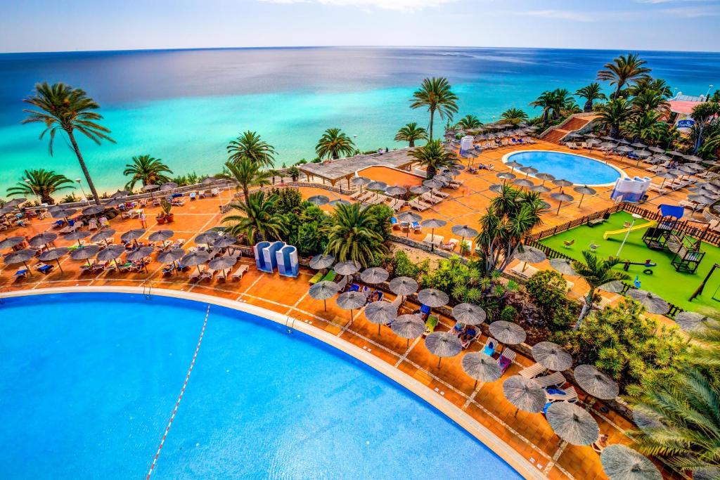 una vista aérea de un complejo con 2 piscinas en SBH Club Paraiso Playa en Playa Jandia