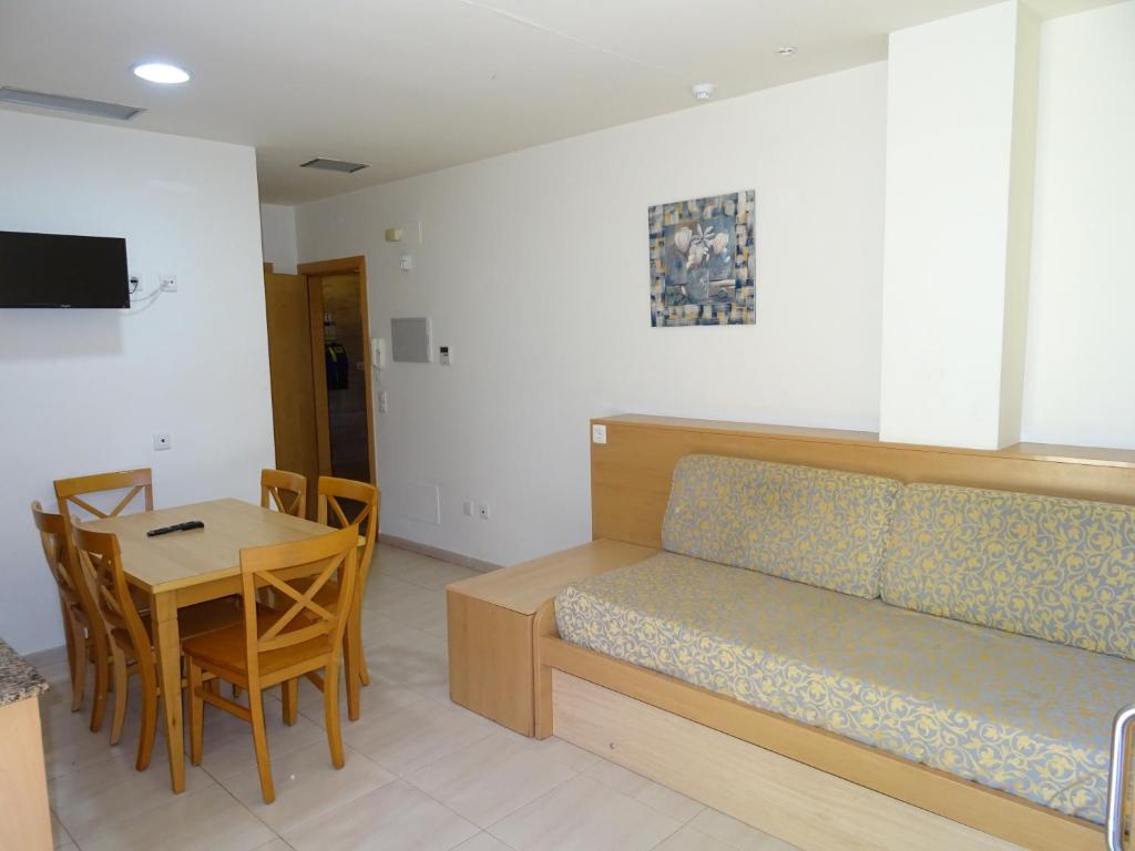 Televízia a/alebo spoločenská miestnosť v ubytovaní Apartamentos Selvapark