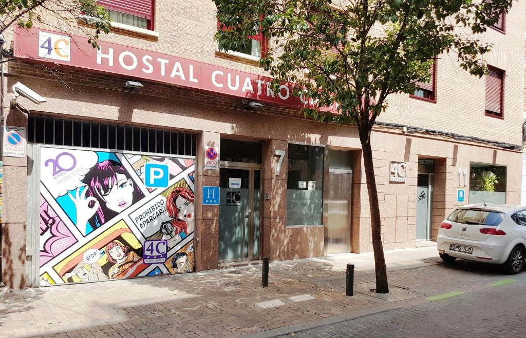 un bâtiment avec un panneau indiquant l'hôpital quattro dans l'établissement Hostal 4C Cuatro Caminos, à Madrid