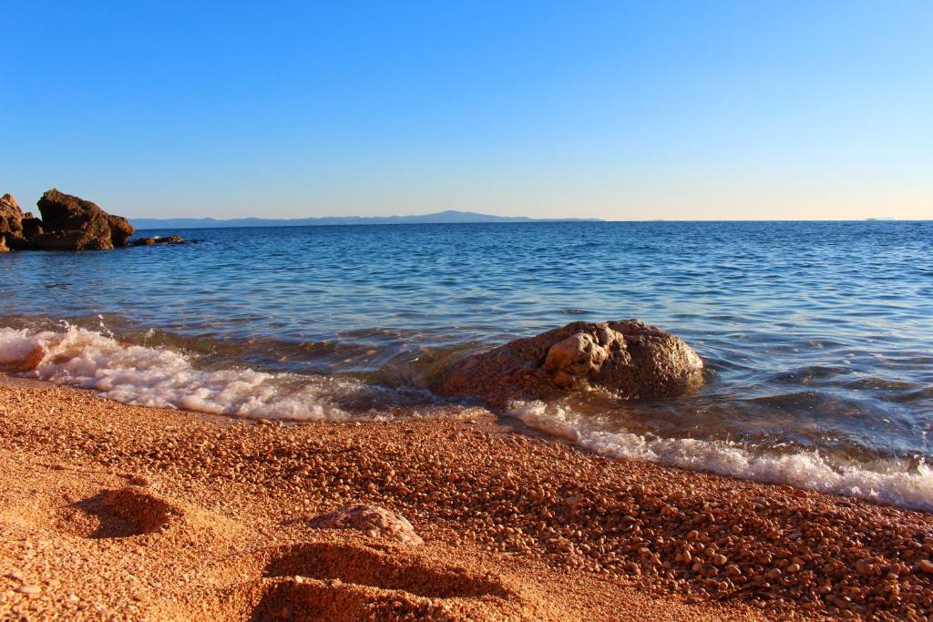 un par de huellas en la arena de la playa en Pension Tamaris, en Sveta Nedelja