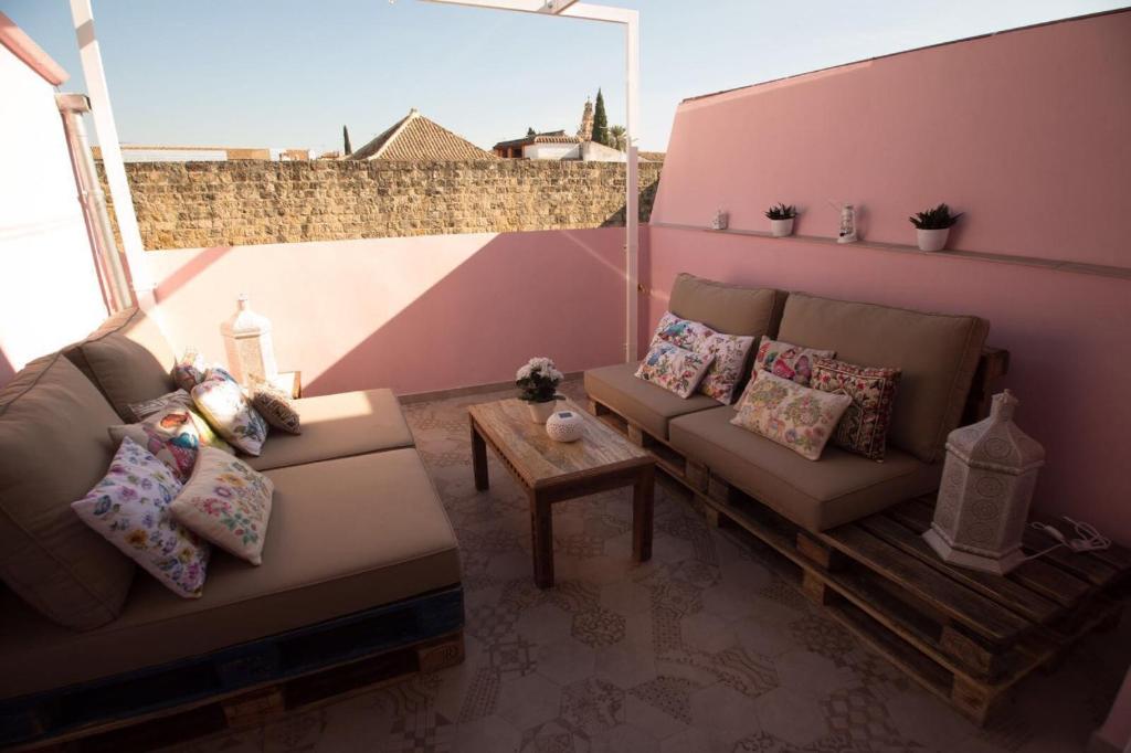 ein Wohnzimmer mit einem Sofa und einem Tisch in der Unterkunft Apartamento El Balcon de la Muralla in Córdoba