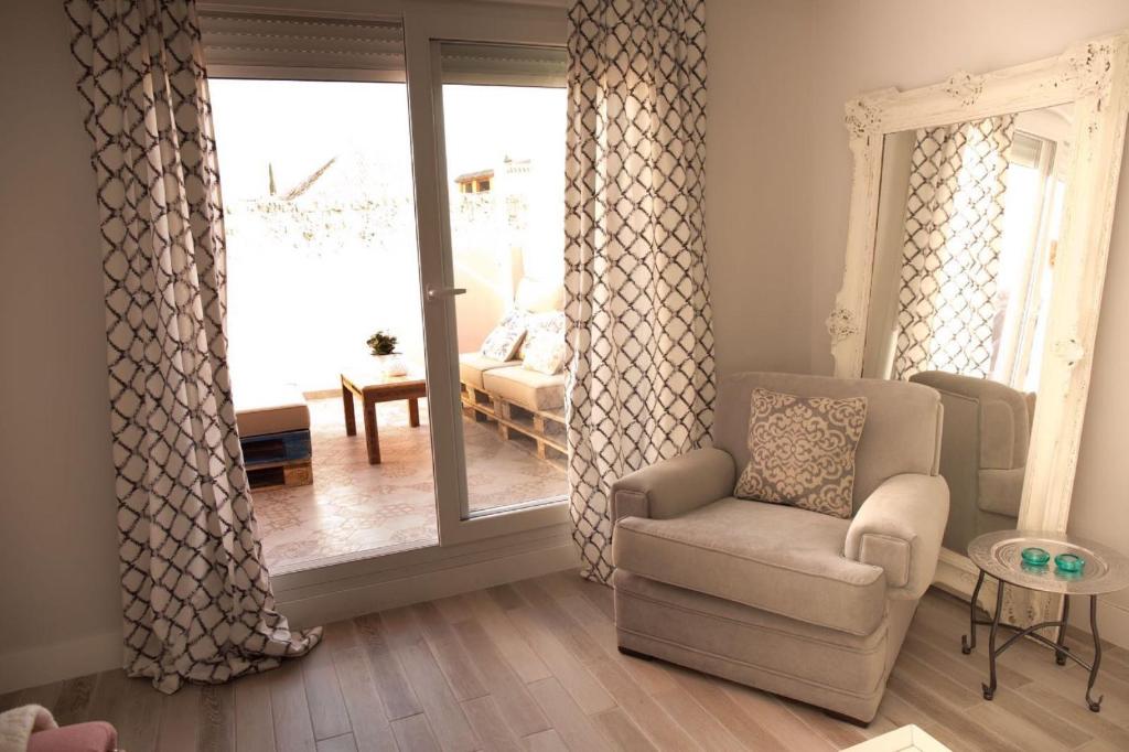 A seating area at Apartamento El Balcon de la Muralla