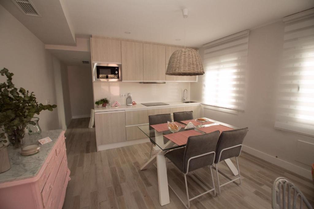 A kitchen or kitchenette at Apartamento El Balcon de la Muralla
