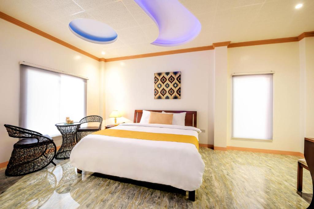 Postel nebo postele na pokoji v ubytování Kabaleyan Cove Resort powered by Cocotel