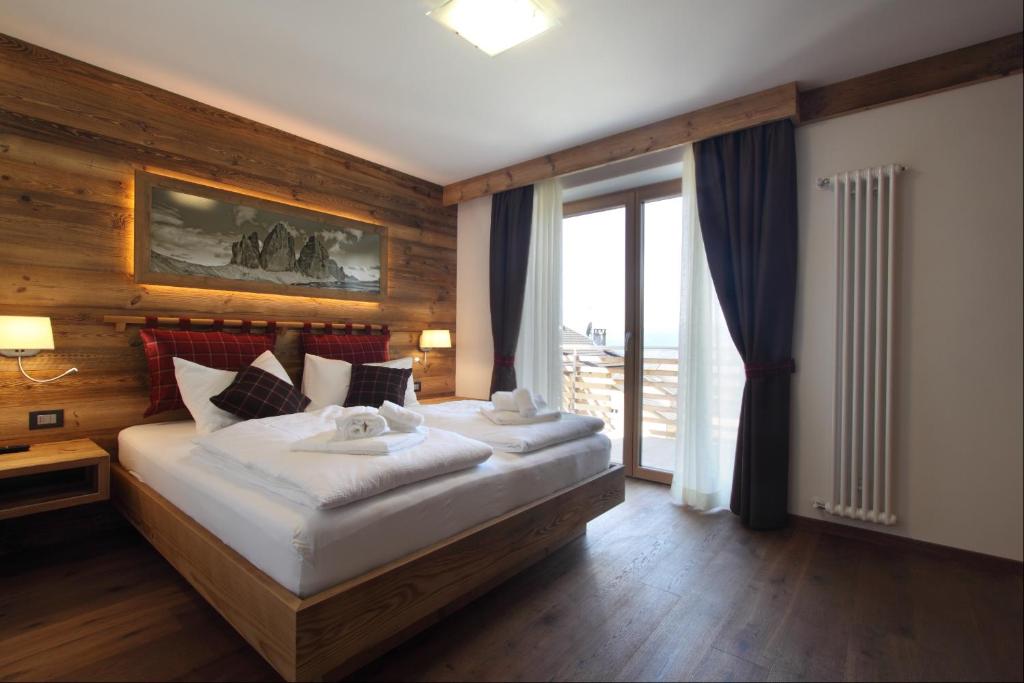Postel nebo postele na pokoji v ubytování DOLOMITES B&B - Suites, Apartments and SPA