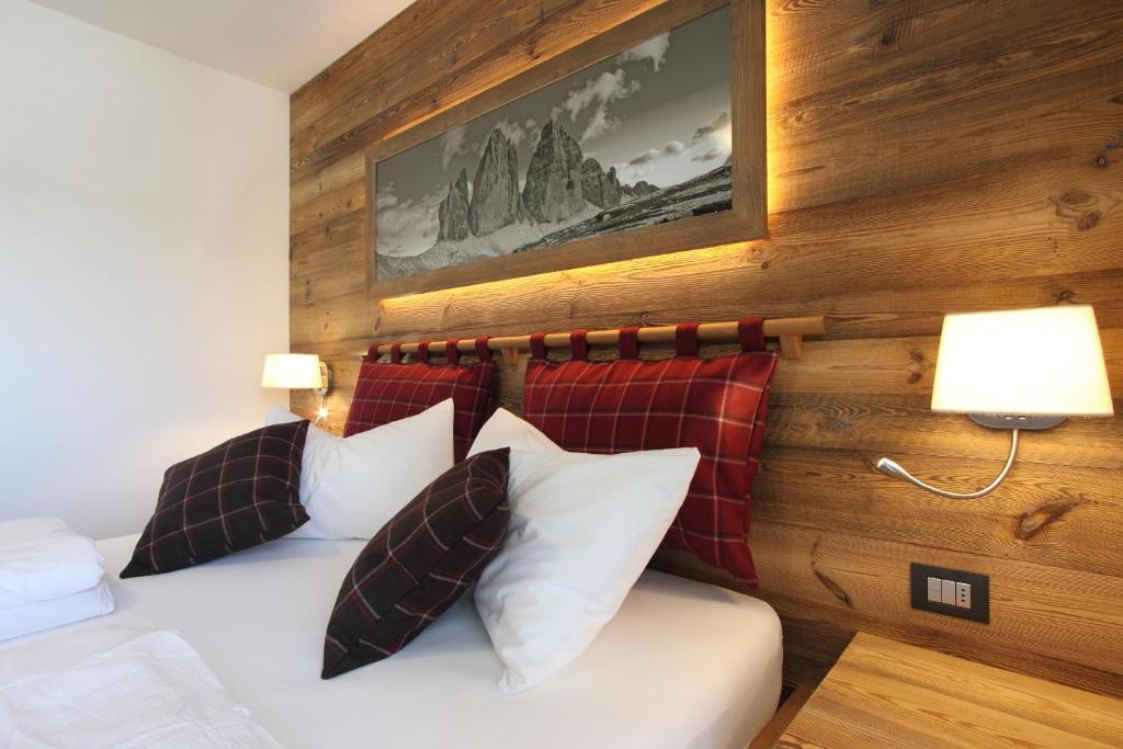 Postel nebo postele na pokoji v ubytování DOLOMITES B&B - Suites, Apartments and SPA