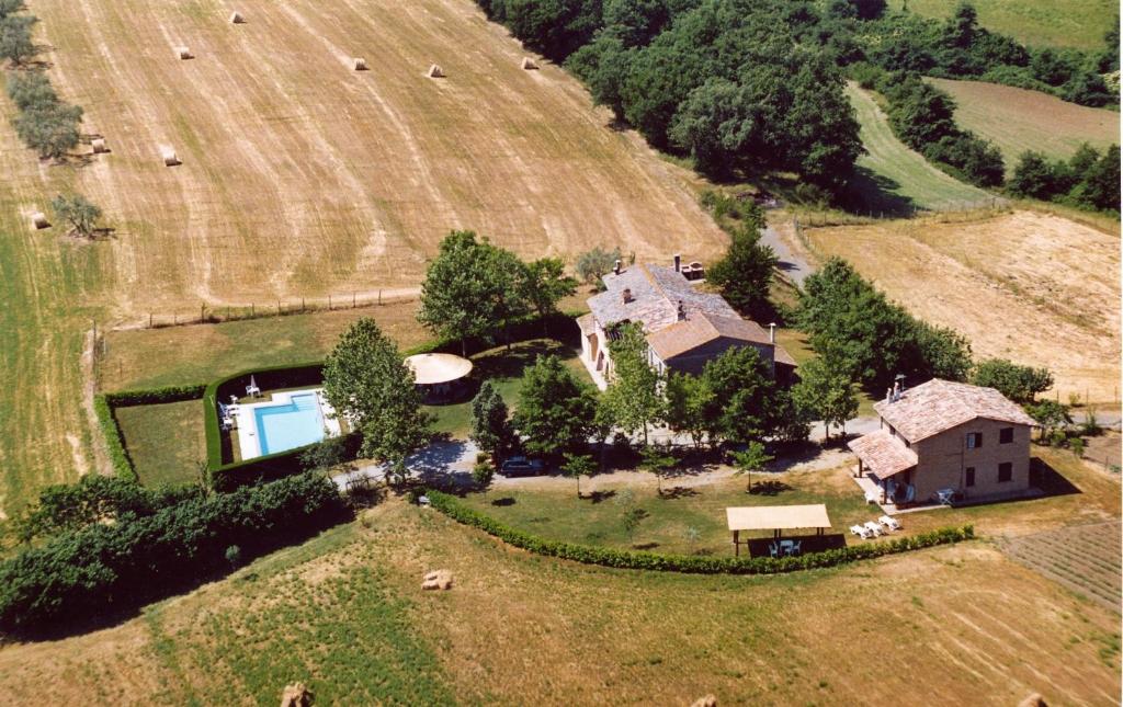 una vista aerea di una grande casa in un campo di Agriturismo Podernuovo ad Acquapendente