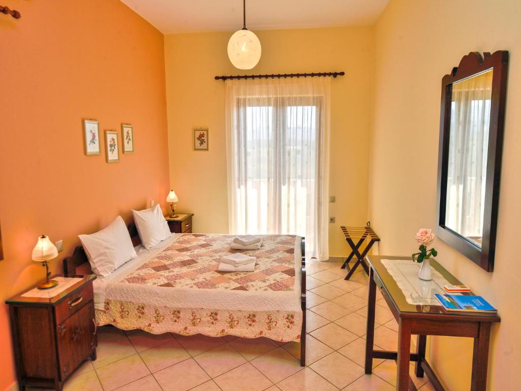 Łóżko lub łóżka w pokoju w obiekcie Niriides Apartments