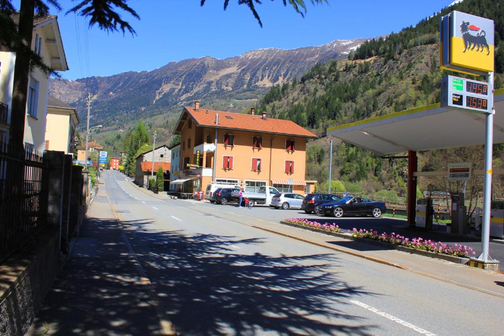 eine Straße in einer Kleinstadt mit einem Berg in der Unterkunft Hotel Ristorante Baldi in Fiesso