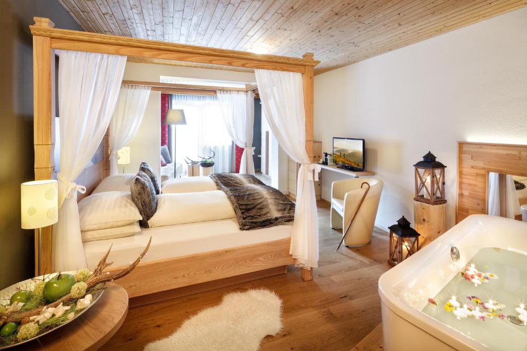 Postel nebo postele na pokoji v ubytování Hotel Lärchenhof