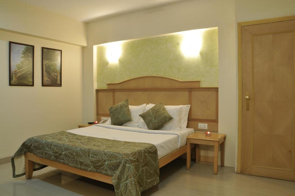 Postel nebo postele na pokoji v ubytování Hotel Abigail Regency