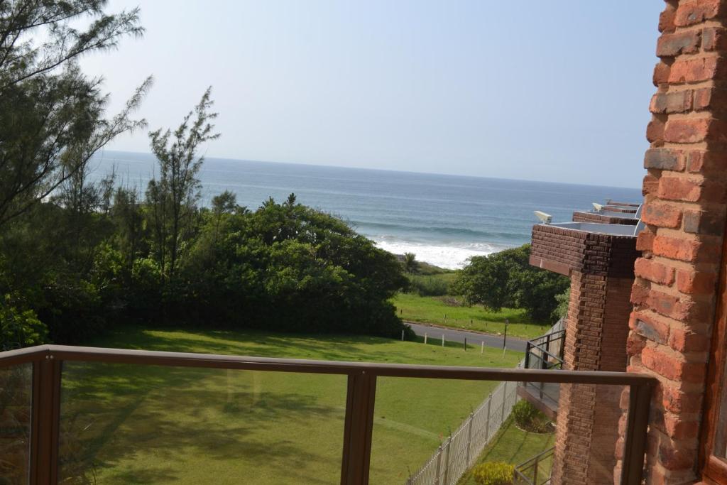 vistas al océano desde el balcón de una casa en See Uitsig 12, en Uvongo Beach