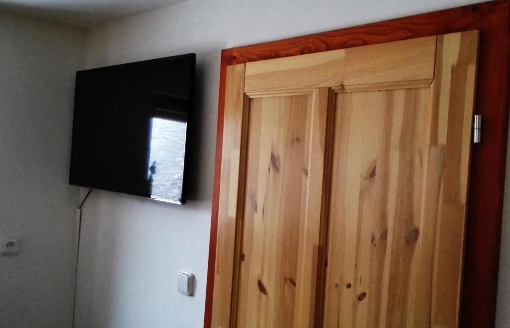 TV a/nebo společenská místnost v ubytování Chata Mir