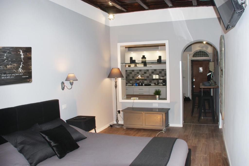 ローマにあるSuityRHome RioneMonti118のベッドルーム1室(ベッド1台、テーブル付)