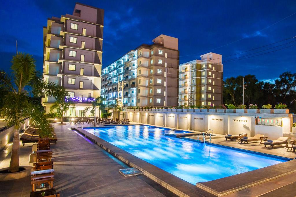 Bazén v ubytování Carunda Hotel Pattaya nebo v jeho okolí