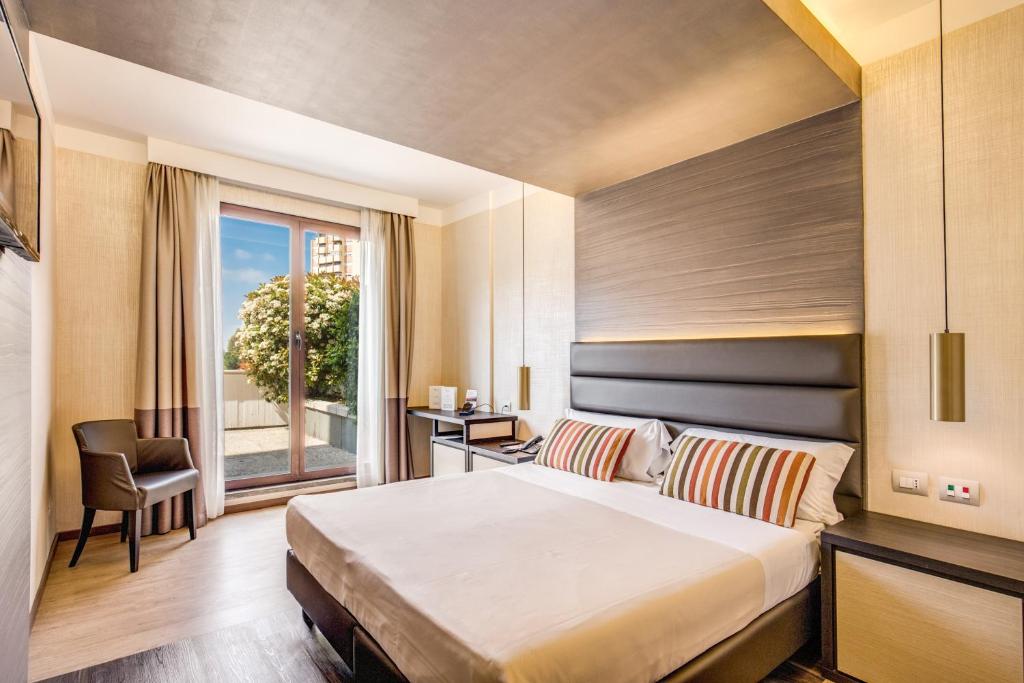 pokój hotelowy z łóżkiem i oknem w obiekcie Warmthotel w Rzymie