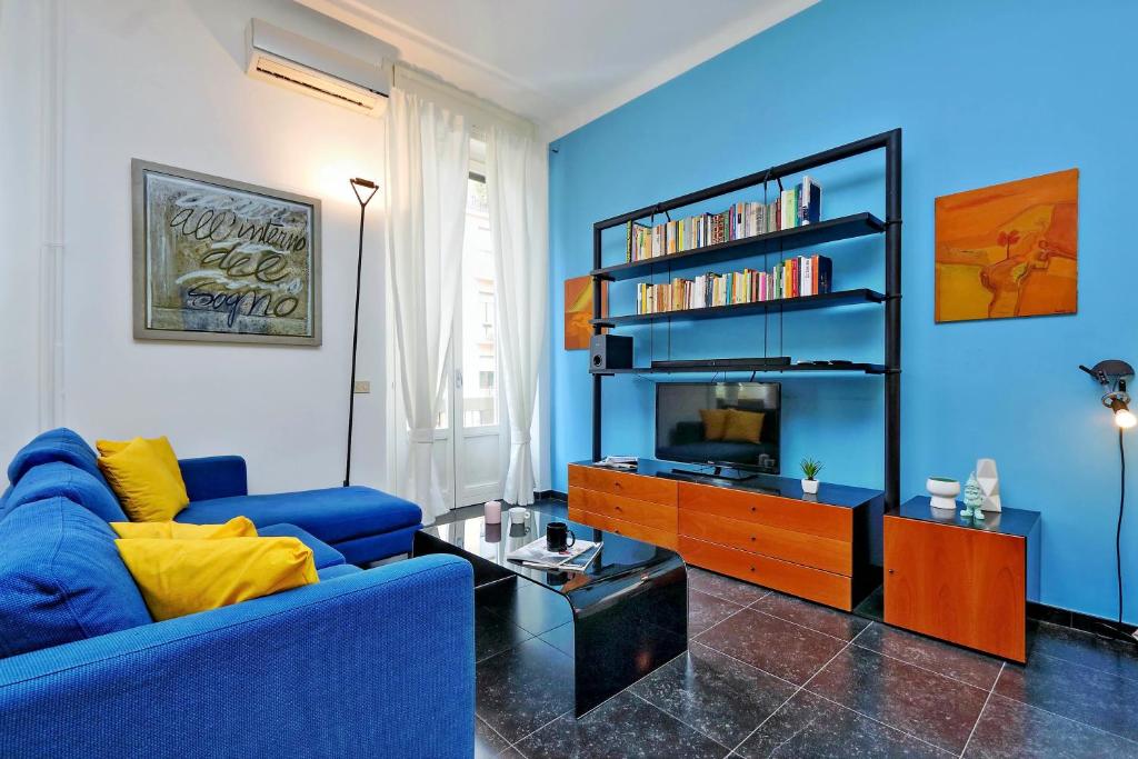 ミラノにあるALTIDO Colorful Studio for 2 near city lifeの青いリビングルーム(青いソファ、テレビ付)