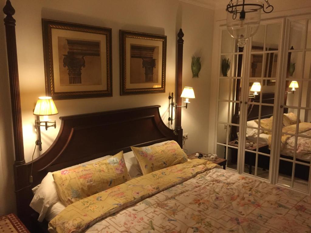 1 dormitorio con 1 cama con 2 camas en Apartamento del paraiso, en Estepona