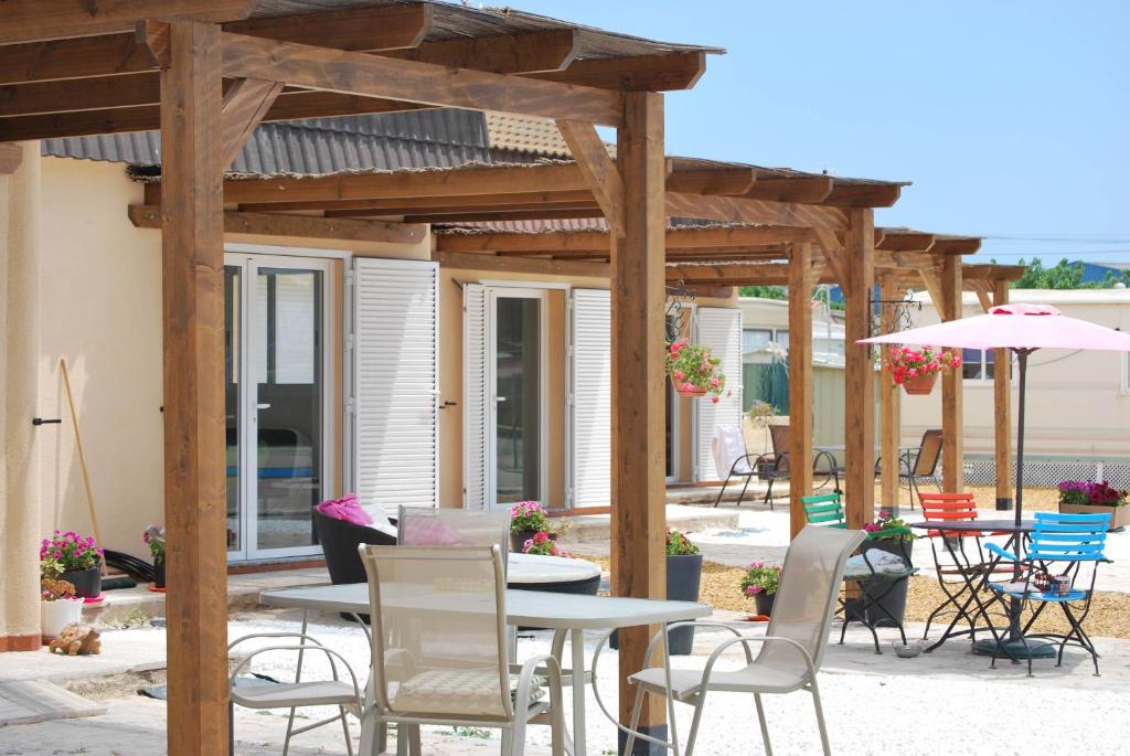 un patio con mesa, sillas y sombrilla en Camping San Javier, en San Javier