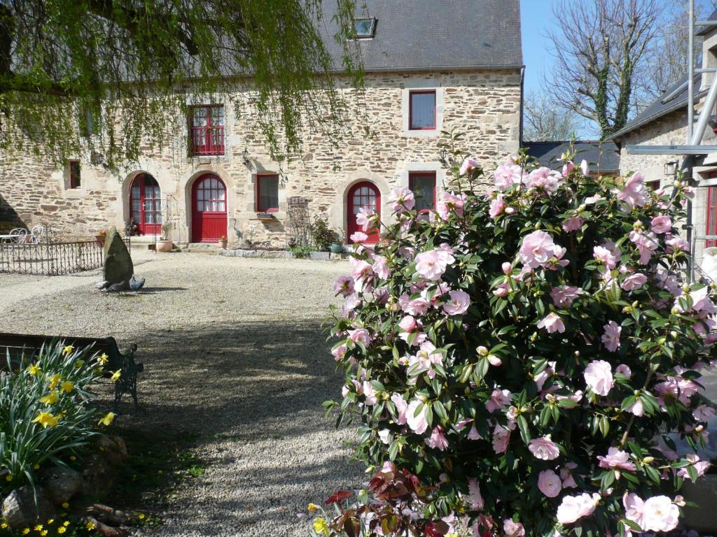 un edificio con un ramo de flores delante de él en B&B DINAN la priquetais en Trévron