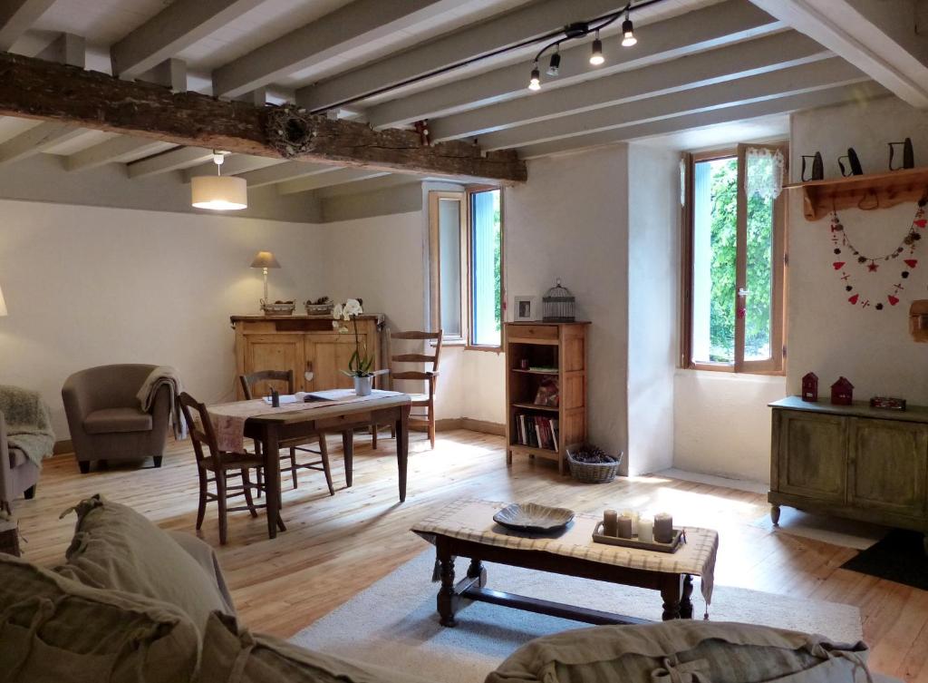 un soggiorno con tavolo e una sala da pranzo di Gite du Carbounet et la Grange de Lou a Siguer