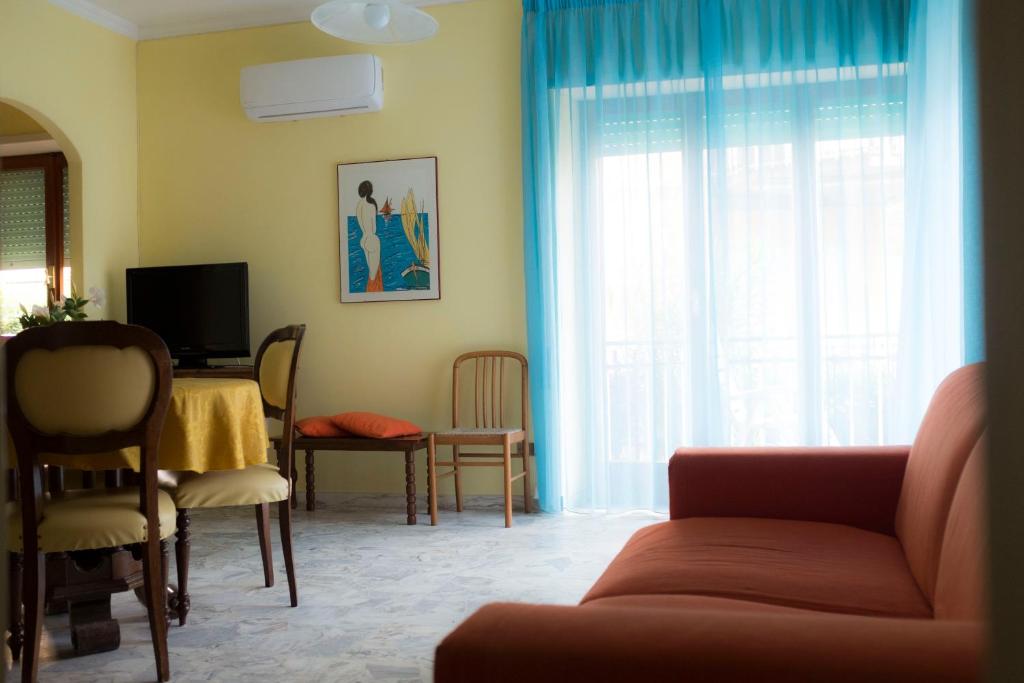 スペルロンガにあるCasa Ledaのリビングルーム(ソファ、テーブル付)、窓が備わります。