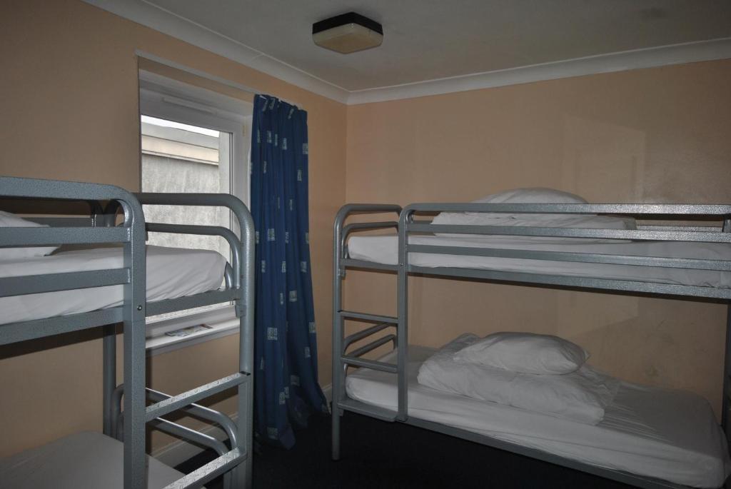 Postel nebo postele na pokoji v ubytování Saucy Mary's Hostel