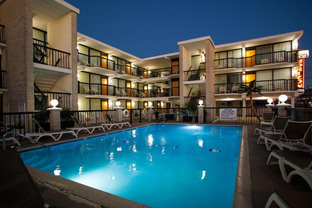 Bazén v ubytování Horizon Motor Inn-Beach Block & Close to Morey's Piers nebo v jeho okolí