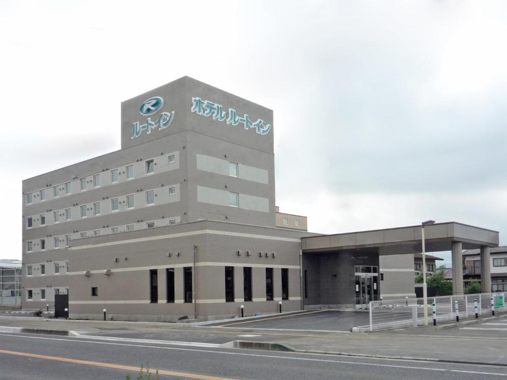 ein Gebäude mit einem Schild darüber in der Unterkunft Hotel Route-Inn Nishinasuno-2 in Nasushiobara