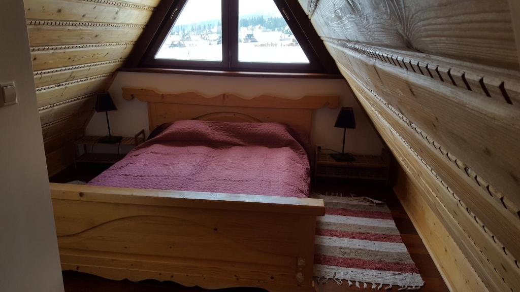 コシチェリスコにあるChotarz Kościeliskoの窓付きの客室の小さなベッド1台分です。