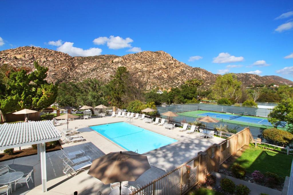 uma vista superior para uma piscina com cadeiras e guarda-sóis em Riviera Oaks Resort em Ramona